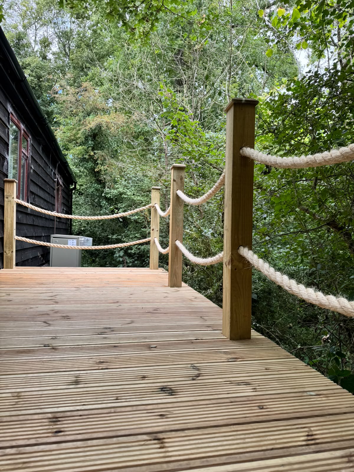 Neat deck corner finished with a rope balustrade